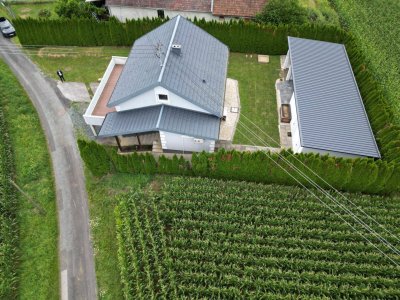 Ländliche Ruhe trifft modernen Wohnkomfort – Einzigartige Liegenschaft mit großer Sonnenterrasse und traumhaftem Ausblick!