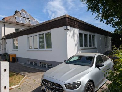 Stilvoll modernisierter Bungalow in Augsburg mit Garten und großer Nutzfläche
