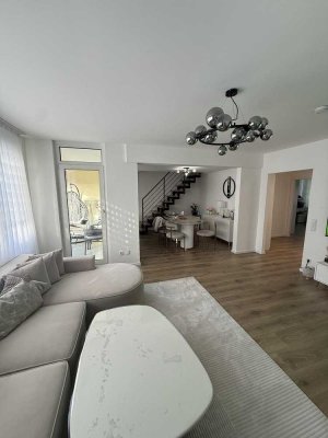 Hochwertig sanierte 5-Zimmer-Maisonette mit 2 Bädern & offenem Wohnbereich in Düsseldorf-Holthausen