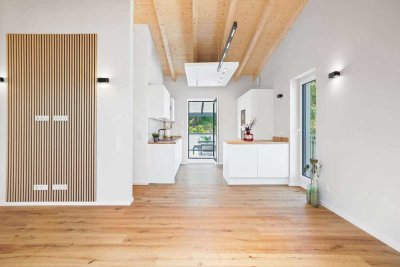 Studioflair mit Dachterrasse: Neubau-DG in Holzständerbauweise mit Designer-Küche & Sichtbalken
