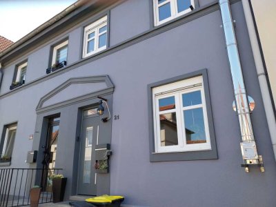 Wohnen mit Charakter: Reihenmittelhaus - Bezugsfertig mit Kamin und Traumgarten