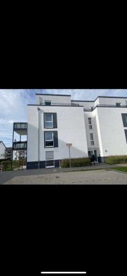 Moderne Erdgeschosswohnung mit Garten, Küche und weitere Möbel können mit übernommen werden