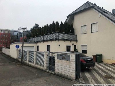 Großzügige Erdgeschosswohnung mit Garten und Garage