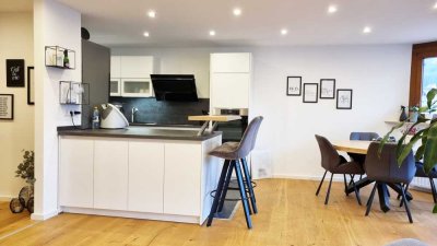 Hochwertig renovierte Wohnung mit passendem Mobiliar und Garage