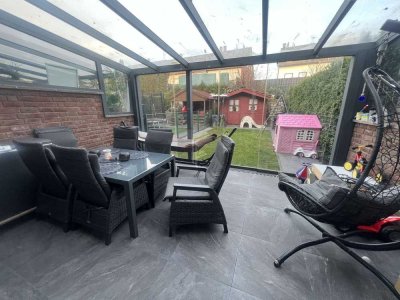 Modernes Reihenhaus mit Fußbodenheizung, zwei Garagen, Wintergarten und EBK in Oberhausen