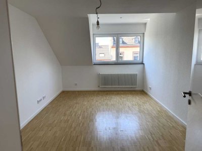 Neu sanierte 2,5-Zimmer-Wohnung mit Wohnküche, Gäste-WC, Parkett und Loggia, Nähe Berger Straße