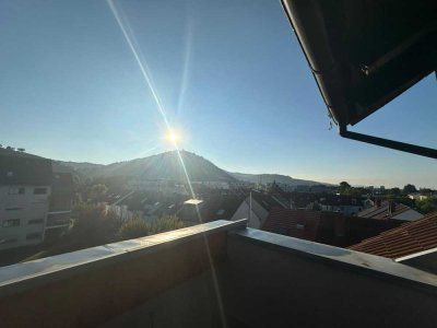 Erstbezug nach Sanierung: Traumhafte 3-Zimmer-Dachgeschosswohnung mit Balkon und Fernblick
