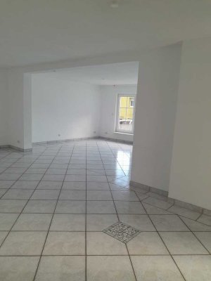 Großzügige 4 Zimmer Wohnung von privat zu vermieten. Sehr gut geeignet für eine WG bis 4 Personen