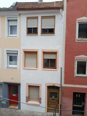 Lebendiger Wohnraum oder Kapitalanlage: Reihenmittelhaus in Landau Stadtmitte