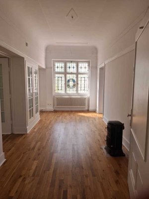 Von Privat - großzügige 4-Zimmer Altbauwohnung im 3. OG mit Balkon in Wiesbaden-Biebrich