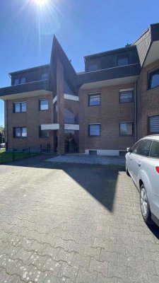 Sanierte 4-Raum-Wohnung mit Balkon und Einbauküche in Grevenbroich