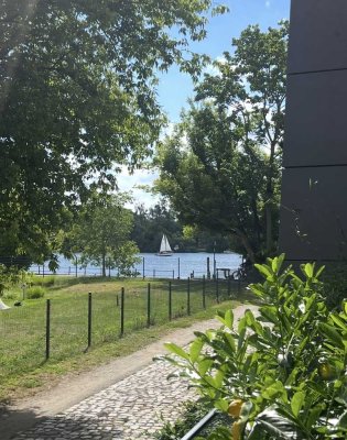 Exklusives Wohnen in erster Wasserlage – stilvolle 2-Zimmer-Wohnung mit eigener Marina /Potsdam West