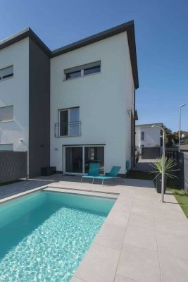 Moderne Doppelhaushälfte mit Pool in Top-Lage von Heilbronn-Ost