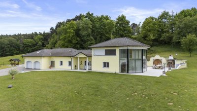 Modernes Wohnparadies in Alleinlage mit Gästehaus, Halle, Weinkeller &amp; mehr – ca. 62.000 m² Grundstück - davon ca. 10.000 m² Bauland!!