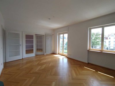 Altbauwohnung mit zwei Balkonen und Garage, Nähe Städtischem Klinikum