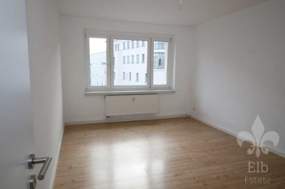 Tolle Aussicht vom Balkon - praktische 3 Raum Wohnung in Stadtfeld-Ost ist ab sofort bezugsfrei