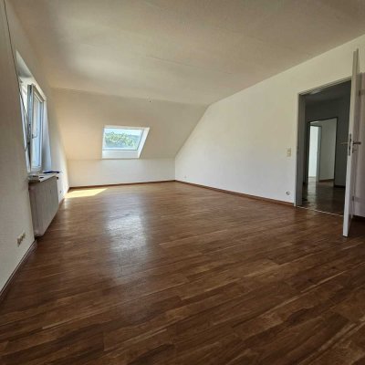 Renovierte 3 Zimmer Dachgeschosswohnung ohne Ebk !!
