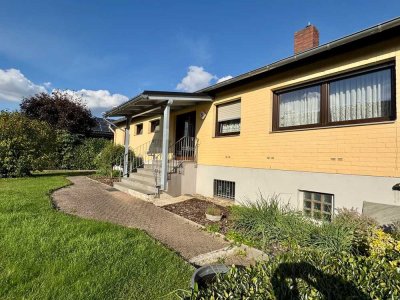 Von Privat: Freistehendes Haus mit großem Grundstück, geselliger Terrasse und sonnigem Garten