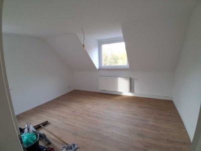 +++Kernsarnierte Dachgeschosswohnung mit Einbauküche in Hilden+++