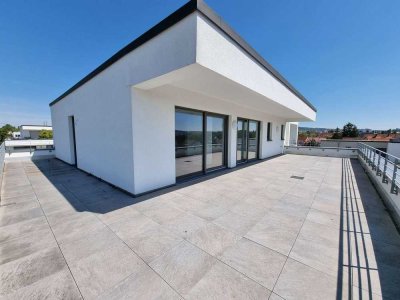 *** Schicke 4-Zi.-Penthouse-Whg. mit 90 qm großer Dachterrasse, 2 TG-Stellplätzen und EBK ***