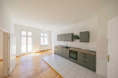4.Zi Altbau in Friedrichshain mit viel Sonne, Balkon, Erker, neuer Küche & großem Masterbad