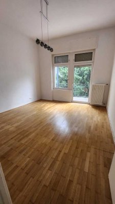 2 Zimmerwohnung mit Balkon, großen tageslicht Bad & Parkett in Bad Nauheim ab sofort zu vermieten !