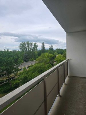 Schöne 4-Zimmer-Wohnung zum kleinen Preis + Wanne + Aufzug + Balkon!