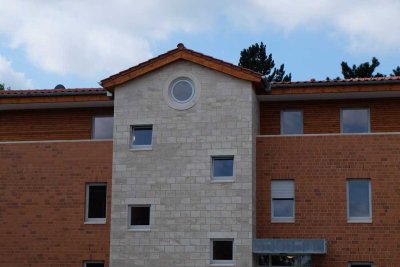 Ruhige 2-Zimmerwohnung in gepflegter Umgebung mit großer Loggia, Aufzug, Parkett