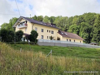 "Bayersried/Eggenthal: ruhige Wohnung im 1 OG, 4 ZI, 105 m2, 
großer Balkon inkl. 2 Garagen,