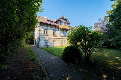 Jahrhundertwende Villa und großartiges Grundstück im Herzen von Gießhübl
