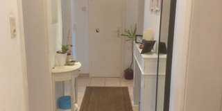 Helle und großzügige 2-Zimmer-Wohnung in zentraler Lage, mit Einbauküche und Bad mit Badewanne