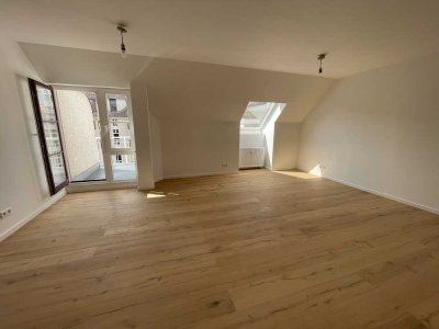 Bezugsfreie, hochwertig sanierte 2-Raum-DG-Wohnung mit Balkon