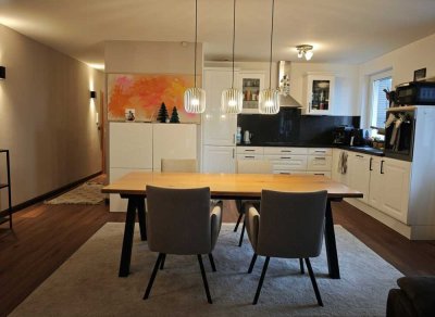 Repräsentative Eigentumswohnung 
mit Balkon und Garage