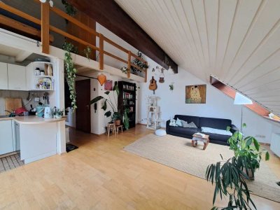 Hübsche 2-Zimmer-Dachgeschoss-Wohnung mit Balkon in ruhiger und doch zentraler Lage inStuttgart Ost