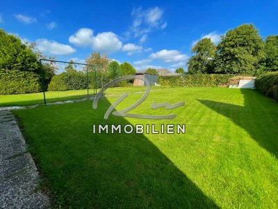 Freistehendes Reetdachhaus + Anbau auf Baugrundstück für ein Einfamilien- oder Doppelhaus