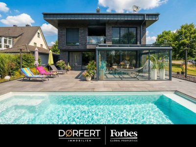 Exklusiv Wohnen: Zeitlose Stadtvilla mit Pool, Wintergarten & Premium-Ausstattung