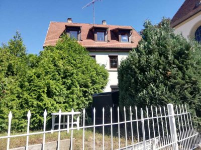 Helle 3-Zi-Wohnung mit Balkon und Küche in zentraler Lage