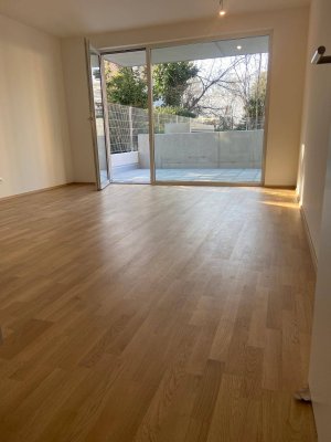 Neubau Erdgeschosswohnung mit Terrasse, Garten, Einbauküche und Badewanne