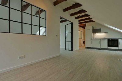 Exklusive Dachgeschosswohnung - Fußbodenheizung, Designglas, EBK & Sichtbalken