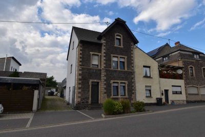 Solides, teilsaniertes Ein-/Zweifamilienhaus mit ca. 205 m² Wohnfläche, Doppelgarage u. Innenhof