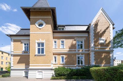 Großzügige 144 qm Altbau-Wohnung in Mehrfamilienvilla mit Balkon + Wintergarten!