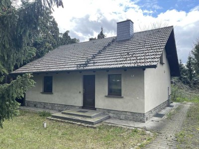 Einfamilienhaus in Berlin Biesdorf mit Keller für Handwerker auf schönem Grundstück.