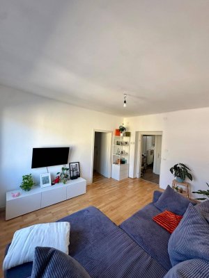 Helle teilmöbelierte 2-Zimmer GWG-Wohnung mit Balkon ins Grüne