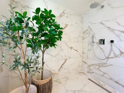 Zum Baden verführt im Carrara Marmor Traum