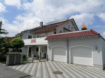 Stilvolle und großzügige 4 ZKB Wohnung mit sonnigem Balkon und Dachterrasse