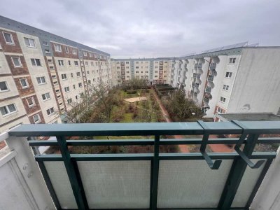 Hellersdorf: Böhlener Str: 2-Zi-Wohung im 4. OG mit Balkon und Wannenbad, 50 m² SOFORT zu VERKAUFEN