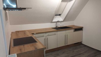3 Zimmer-Dachgeschosswohnung mit Duschbad und attraktiver EBK -