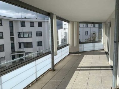 von privat - großzügige, lichtdurchflutete 3,5 Zimmer-Wohnung, ruhige Ortsrandlage u. Sonnenbalkon