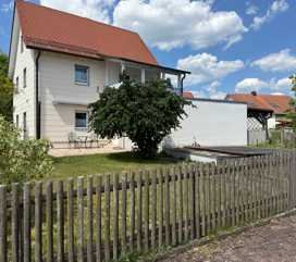 Einfamilienhaus mit Garten u. großer  Garage !