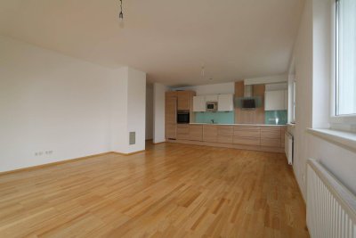 Neuwertige, barrierefreie 4-Zimmer-Wohnung mit 12 m² großem Balkon und Tiefgaragenplatz in Zentrums- und Bahnhofsnähe
